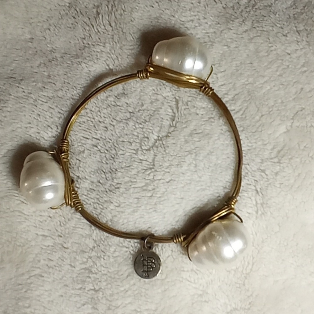 BOURBON + BOWTIES WIRE BANGEL WITH 3 FAUX WHITE PEARLS VINTAGE